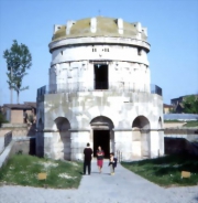 1. Mausoleul lui Teodoric din Ravenna este singurul exemplu rămas de arhitectură ostrogotă