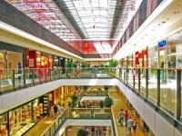 Ancorele" din centrele comerciale joacă dur şi cer chirii variabile