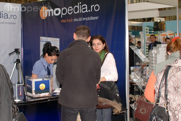 Fete frumoase la standul IMOPEDIA