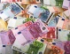 Partea bună a instabilităţii economice mondiale: euro scade şi petrolul se ieftineşte