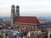 http://www.e-wow.ro/wp-content/uploads/2009/08/800px-Frauenkirche_M%C3%BCnchen_as_seen_from_St._Peter.jpg