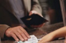 Atentie! Băncile pot bloca conturile celor care nu îşi actualizează datele personale