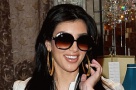 Kim Kardashian stă lângă poşta din Beverly Hills
