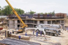 Dezvoltatorii imobiliari iau locul băncilor şi vând locuinţe în rate