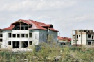 O treime dintre românii ar investi în case dacă ar câştiga un milion de euro