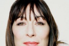 Anjelica Huston vinde fortăreaţa din Venice, California