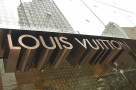Louis Vuitton a luat faţa magazinelor din Londra
