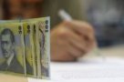 Salariile românilor scad, bancherii şi agenţii imobiliari iau lefuri mai mari