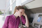 Băncile îi sună pe bugetari pentru a le reduce ratele