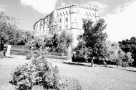 În goana după bani, guvernele europene vând orice, de la clădiri de birouri şi plaje până la palate