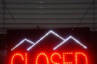 Criza a închis 30 de francize imobiliare. Eroare de strategie sau piaţă ostilă?