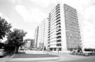 Grădiniţele şi supermarketurile promise în blocurile noi au rămas la stadiul de "în curând"