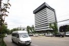Goana după ieftin: proprietarii de mici afaceri se reîntorc la bloc, la fel ca în anii 