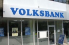 Clienţii Volksbank vor să dea banca în judecată