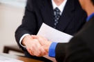 Clienţii ar trebui să negocieze marjele la credit cu băncile