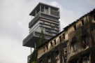 Reşedinţa celui mai bogat indian, turnul de fildeş care se ridică deasupra sărăciei