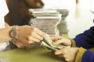 Cum să te fereşti de trucurile băncilor la refinanţare