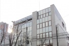 Proprietarul unei cladiri din Capitala isi demoleaza blocul pentru ca nu are locuri de parcare