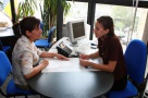Băncile continuă să relaxeze condiţiile de creditare pentru locuinţe şi terenuri
