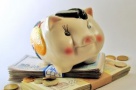 Românii îşi retrag banii de la bancă. Depozitele le oferă dobânzi neglijabile