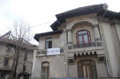 O clădire abandonată, sediu de firmă cu pretenţii