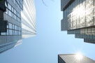 Prăbuşirea pieţei imobiliare, anunţată de inaugurarea zgârie-norilor
