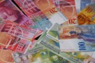 Francul elveţian s-a scumpit cu circa 50% în ultimii trei ani. Ce vor face clienţii care au credite în această monedă?