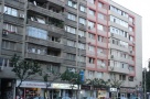 Spaţiile comerciale de la parterul blocurilor îşi schimbă proprietarii