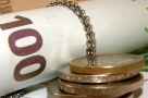 Românii prind încredere în bănci: scot banii de la saltea şi îi transformă în depozite bancare
