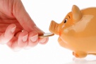 Românii ori strâng banii la saltea, ori sunt risipitori. Bulgarii economisesc cu 60% mai mult în bănci