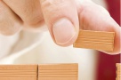 Investiţiile în fabrici de materiale pentru construcţii au intrat la apă
