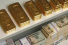 Aurul, îngenuncheat de dolar, o problemă în plus pentru economia globală. Zece ţări au tras deja semnalul de alarmă.
