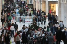 Paradoxul ultimului weekend dinaintea Crăciunului: Mallurile sunt pline ochi, însă oamenii vin, se uită şi pleacă