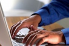 Români păcăliţi să ia credite mai scumpe, prin dezinformare. Cele mai multe informaţii greşite sunt pe internet