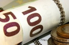 Românii renunţă la credite, de voie-de nevoie. Totuşi, împrumuturile în valută rămân preferatele clienţilor.