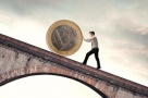Cursul continuă să atingă niveluri istorice. Cursul a urcat la 4,4168 lei/euro.