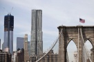 New York îşi schimbă arhitectura, în memoria atentatelor din 9/11. Noul World Trade Center devine cea mai înaltă clădire din oraş.