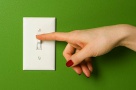 Preţul energiei creşte, dar ANRE sfătuieşte românii să nu se lamenteze, ci să stingă becul după ei
