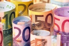 Tensiunile politice ţin cursul valutar sus