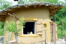 Amestecul de lut şi paie, material din nou „la modă” în construcţia caselor eco