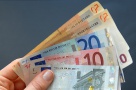 Euro atinge minimul ultimilor doi ani, raportat la cele mai multe valute importante