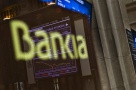 Spaniolii îşi retrag banii din bănci cu repeziciune
