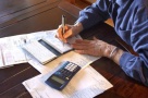 Locuitorii din marile oraşe sunt cei mai tentaţi să semneze credite pe care nu le pot plăti