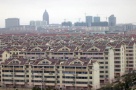 China face eforturi uriaşe pentru a tempera piaţa imobiliară în cele mai aglomerate luni din an