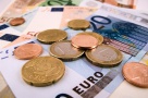 Euro la minimul ultimelor şapte săptămâni
