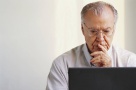 Cel mai mare proprietar de malluri învaţă bătrânii României să folosească Facebook