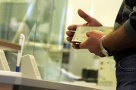 Plătiţi facturile la ghişeul băncii? De astăzi, veţi achita în plus şi un comision