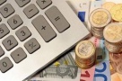 Creditul pentru firme şi populaţie a crescut uşor în luna iunie