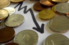Leul, în continuă scădere faţă de euro, dolar şi franc elveţian
