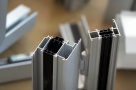 Producătorii de tâmplărie PVC, asemănători în ochii românilor. Prețul decide
